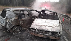 Два автомобиля столкнулись и выгорели дотла на трассе в Приангарье