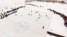 В Сибири сыграли в хоккей на озере. Игроки клуба КХЛ приехали в деревню и не провалились под лед