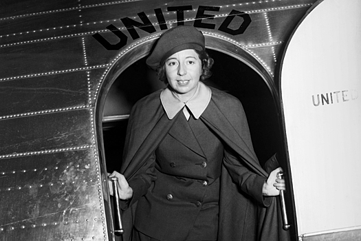 Какой была первая стюардесса в мире и как ей удалось получить работу