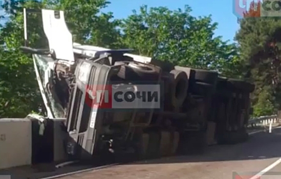 В Сочи после ДТП водителя грузовика зажало в кабине