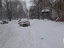 Машина скорой помощи не смогла выехать из двора из-за сугробов в Нижнем Новгороде