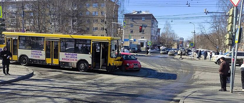 На улице Пушкинской в Ижевске столкнулись автобус «Нефаз» и легковушка