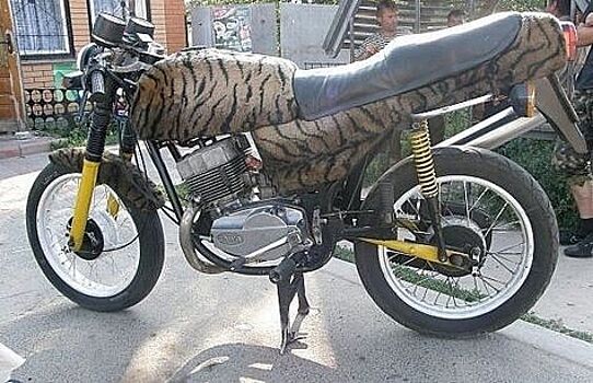 В сети показали Jawa 350 638, отделанную «тигровым» ковром