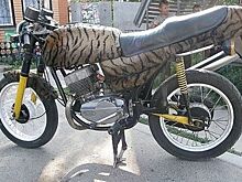 В сети показали Jawa 350 638, отделанную «тигровым» ковром