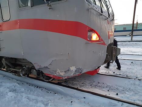 Поезд уничтожил машину с водителем-подростком и женщиной в Кузбассе