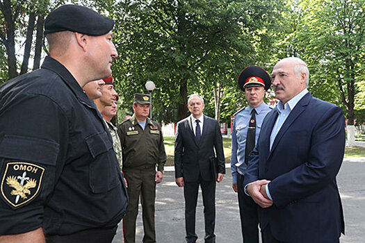 Лукашенко потребовал пресекать любые попытки нападения на правоохранителей