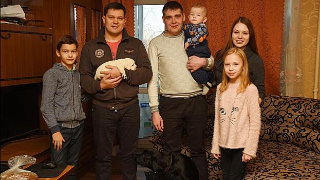 Лабрадор для мэра. Вологодская семья подарила щенка Сергею Воропанову