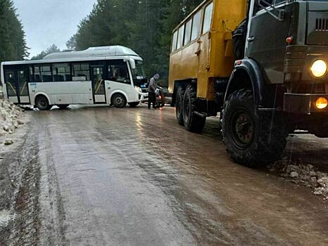 Из-за наледи, образовавшейся на дороге Киров-Сидоровка, автобус №117 не смог проехать