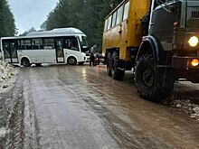 Из-за наледи, образовавшейся на дороге Киров-Сидоровка, автобус №117 не смог проехать