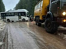 Из-за наледи, образовавшейся на дороге Киров-Сидоровка, автобус №117 не смог проехать