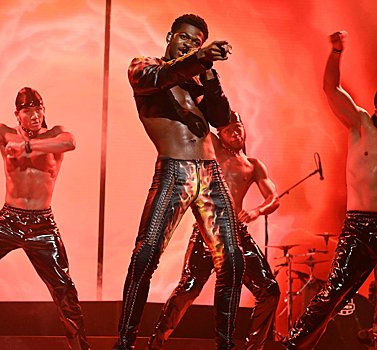 Lil Nas X вновь удивил фанатов оригинальным нарядом и порвал брюки во время выступления