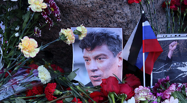 В Петербурге полиция и Росгвардия дежурят у места для акции памяти Немцова