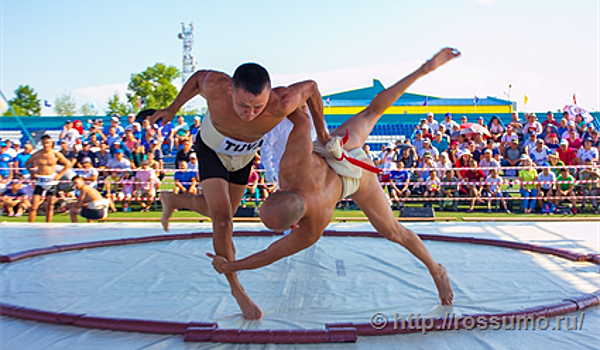 В Кызыле прошел Международный турнир по сумо и хурешу памяти тренера Радислава Монгуша