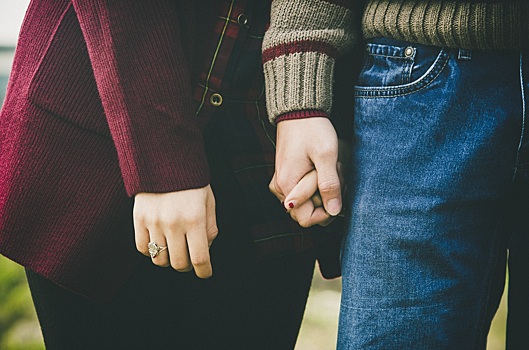 Касание партнера повышает уровень окситоцина у женщины