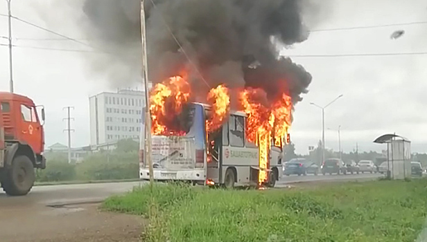 В Башкирии дотла сгорел маршрутный автобус. Видео