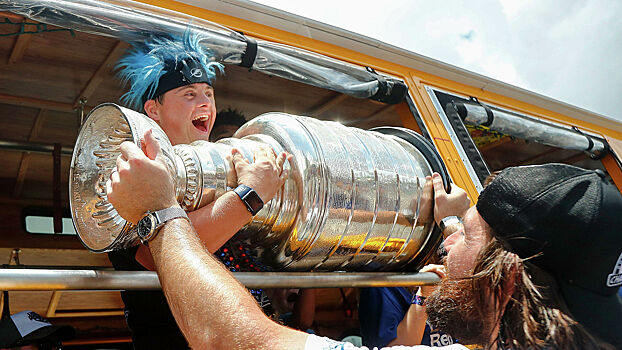 Игроки "Тампы" повредили Кубок Стэнли