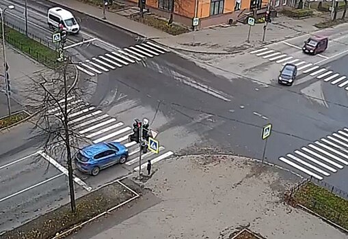 В Петрозаводске внедорожник проехал на красный в паре шагов от ребенка