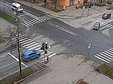 В Петрозаводске внедорожник проехал на красный в паре шагов от ребенка