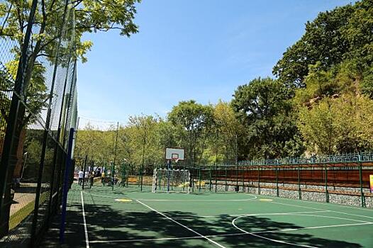 "Восточно-Уральский Терминал" в рамках благотворительной инициативы построил спортплощадку для детей-сирот в г. Находке