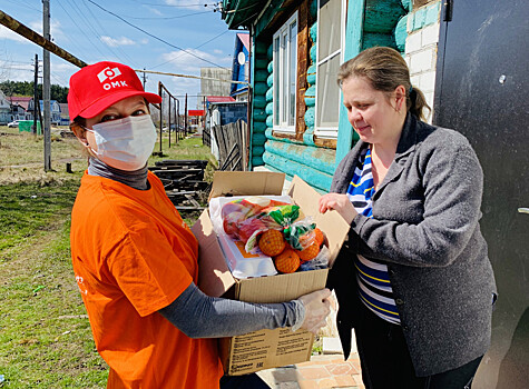 Наталья Назарова передала продуктовые наборы многодетным семьям Выксы