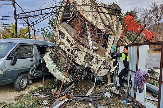 В Лазаревском районе столкнулись «Газель» и грузовик