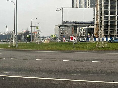 В Калининграде на кольцевых развязках стали появляться новогодние фигуры, в мэрии считают, что это делает движение безопаснее