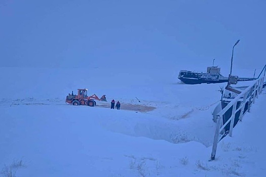 В якутском поселке Тикси устраняют последствия разлива топлива на нефтебазе