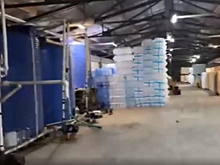 В Ленинградской области полицейские пресекли деятельность подпольного цеха, производившего суррогатный алкоголь