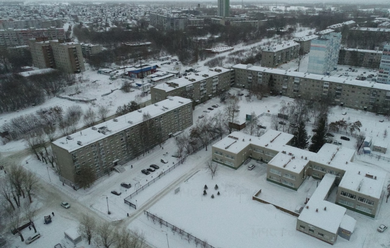 В Новосибирской области сошедшая глыба снега повредила крышу школьного спортзала