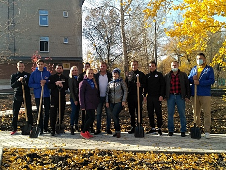 В Челябинске волонтёры заложили сад рядом с детской больницей