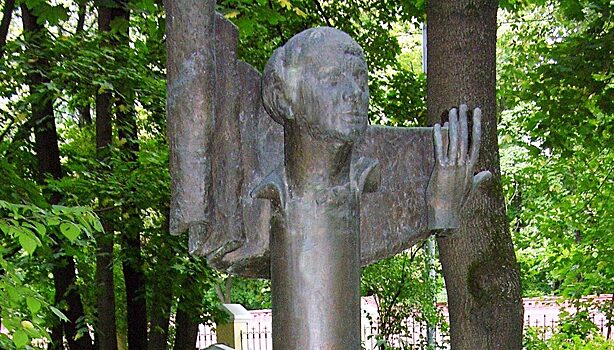 Памятник режиссеру Юрию Завадскому на Ваганьковском кладбище отреставрируют