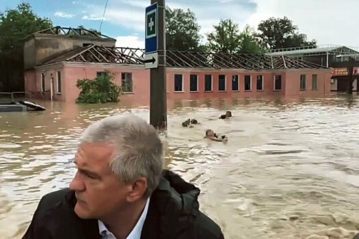 Плывшие за лодкой Аксенова люди оказались не спасателями