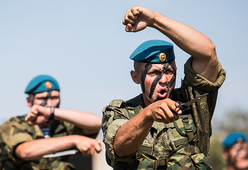 Десантники во время празднования Дня Воздушно-десантных войск РФ на территории войсковой части 242-го учебного центра ВДВ