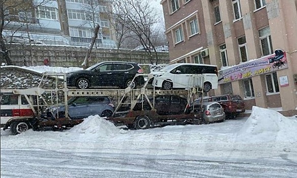 Эпицентр ДТП: автомобили массово бьются на улице Владивостока