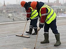 Мост в "Зарядье" очистят от снега