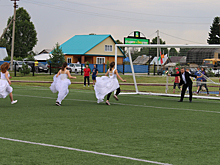Двенадцать невест ринулись наперегонки к жениху