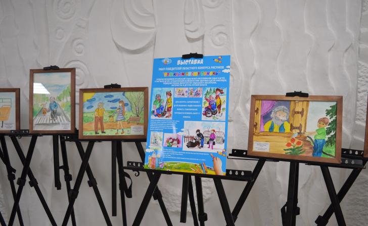 В Курске открылась выставка работ победителей конкурса рисунков «Пожилым спешу помочь