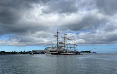 Паруса Победы и детские послания в бутылках — как «Крузенштерн» шел в Порт-Луи