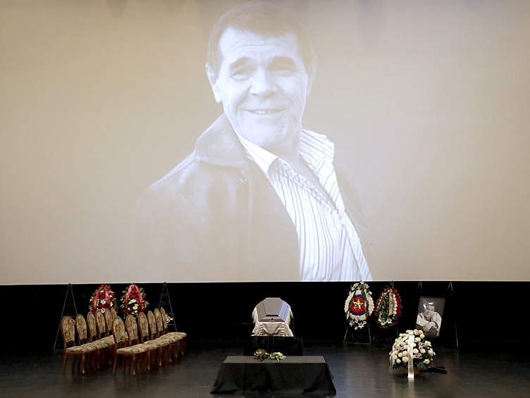 Булдаков ушел из жизни в ночь на 3 апреля в Монголии. В российской дипмиссии сообщили, что причиной смерти 68-летнего актера стала острая сердечная недостаточность на фоне ишемической болезни сердца