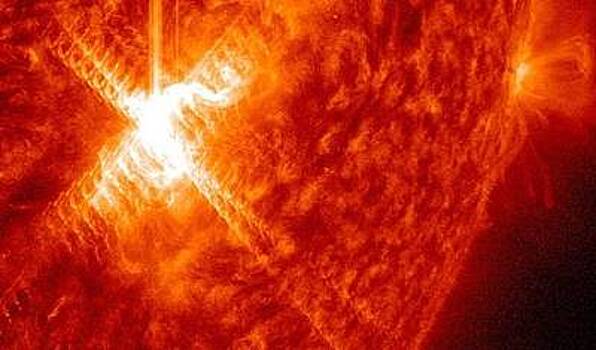 Мощная вспышка на Солнце может повлиять на работу спутников, заявил эксперт