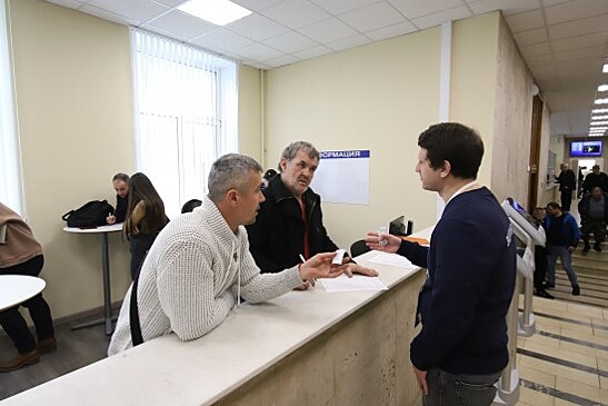 Пришедшие в пункт отбора контрактников в Москве рассказали о своей мотивации
