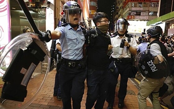 Протесты и торговые войны ввергли экономику Гонконга в рецессию