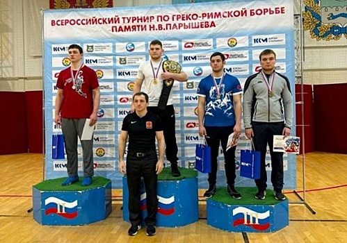 Омские борцы завоевали награды всероссийских стартов в Кургане