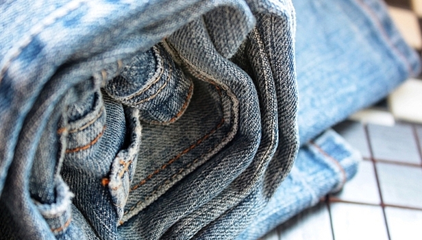 В Саратове теплотрассу починили старыми джинсами