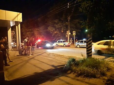 Житель Энгельса перебегал дорогу на «красный» и попал под машину