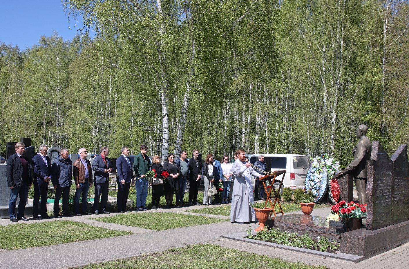Жители Удмуртии возложили цветы в память о первом президенте региона