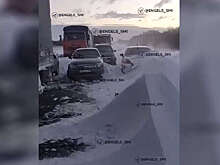 Десятки машин оказались в снежном плену в Энгельсе