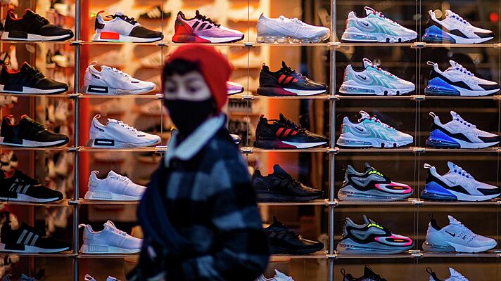 Nike sneaker outlet hotsell