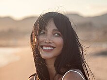 Жена Александра Цекало прогулялась по Москве в ультракороткой юбке