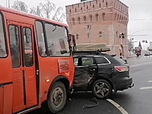 ПАЗ врезался в иномарку в центре Нижнего Новгорода: пострадали три человека